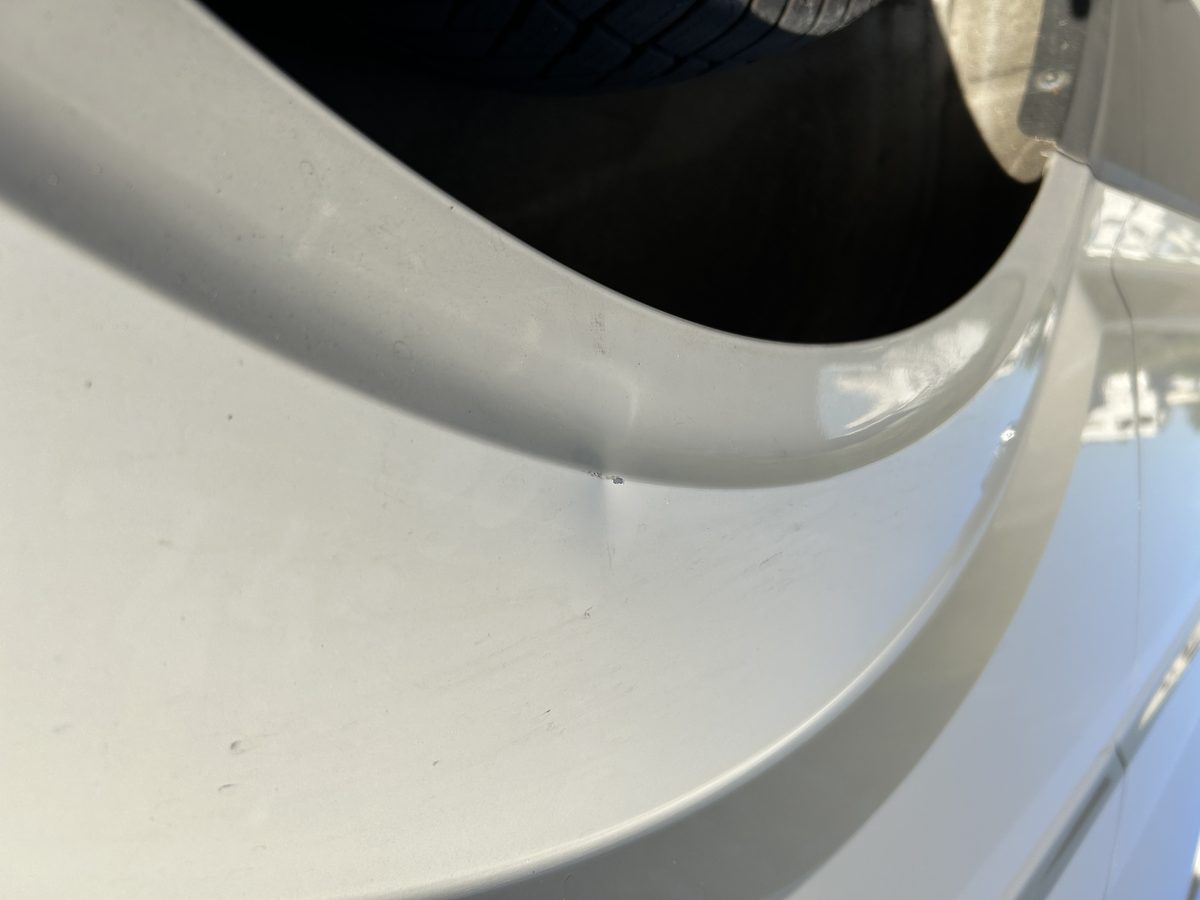 Eingedrückte linke hintere Seitenwand eines weißen VW Crafter Kastenwagens, Schadenhöhe 3.990,02 €