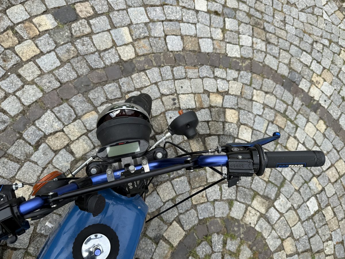 Schadenstelle an einem Fahrzeug wird mit angelegtem Maßstab dokumentiert